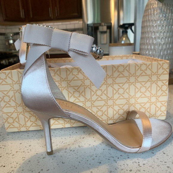 Jayne Jewel by Badgley Mischka Shoes - Champagne Satin 7.5 - Picture 3 of 5